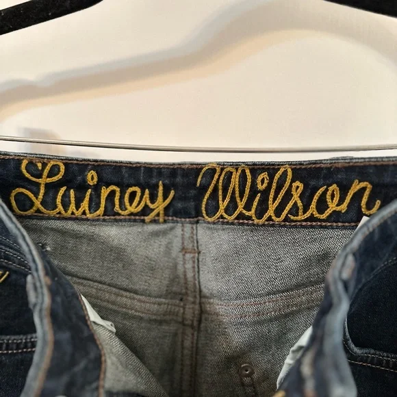 Lainey Wilson x Wrangler Flared Jeans with maroon Embroidery velvet - western - Picture 2 of 4